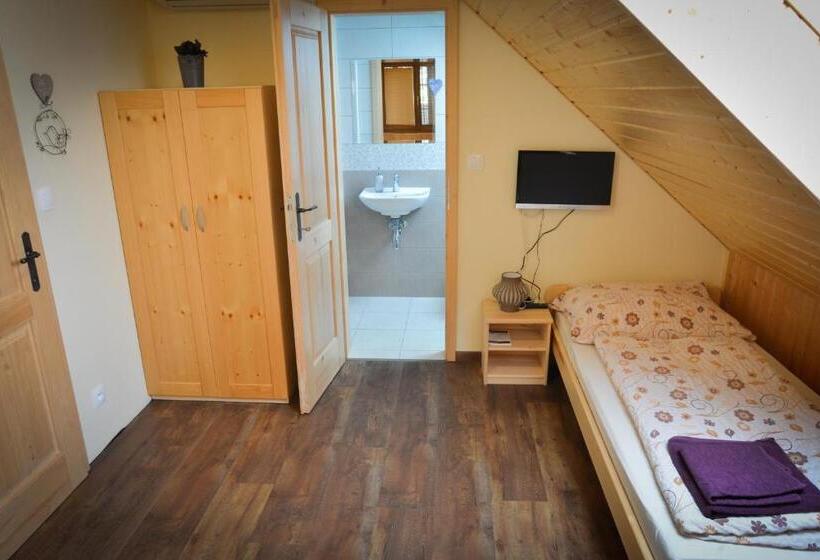 פנסיון Penzion Sklep Sv. Urbana