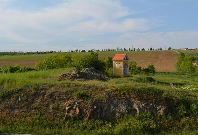 פנסיון Penzion Sklep Sv. Urbana