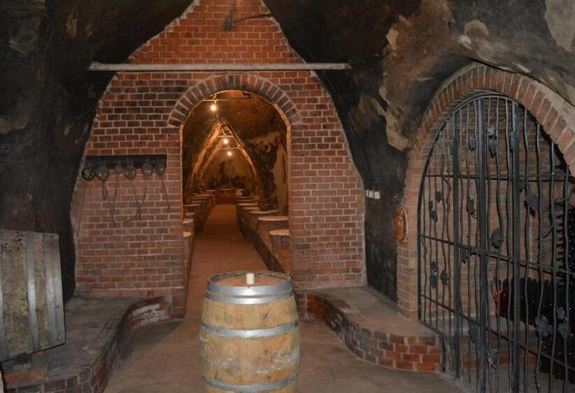 פנסיון Penzion Sklep Sv. Urbana