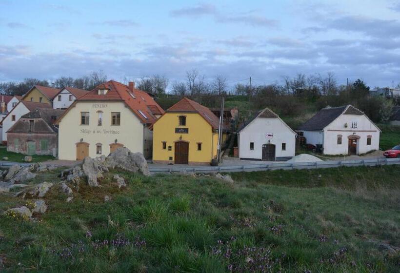 פנסיון Penzion Sklep Sv. Urbana