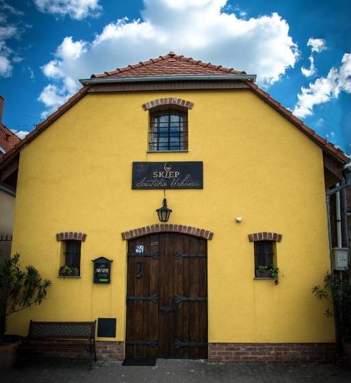 פנסיון Penzion Sklep Sv. Urbana