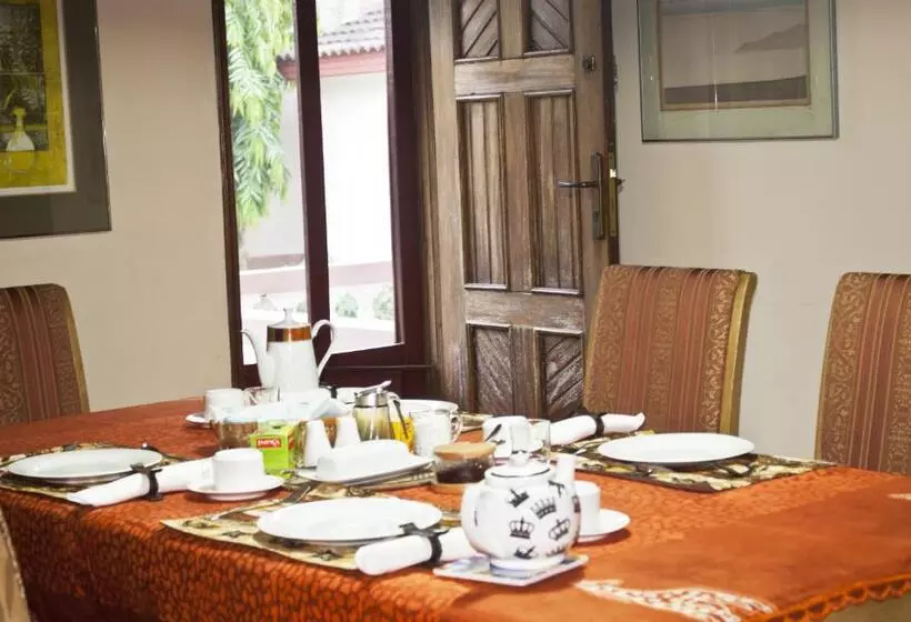 هتل Four Villages Inn