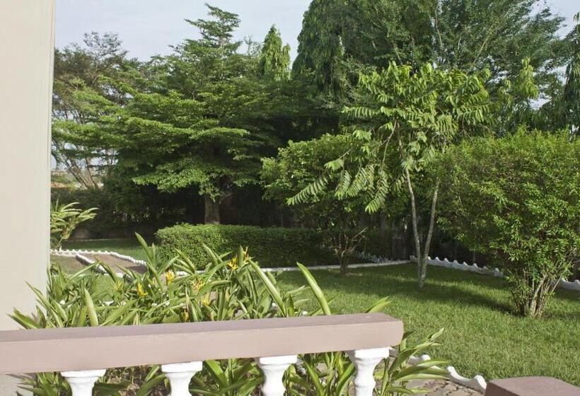 בית מלון כפרי Four Villages Inn