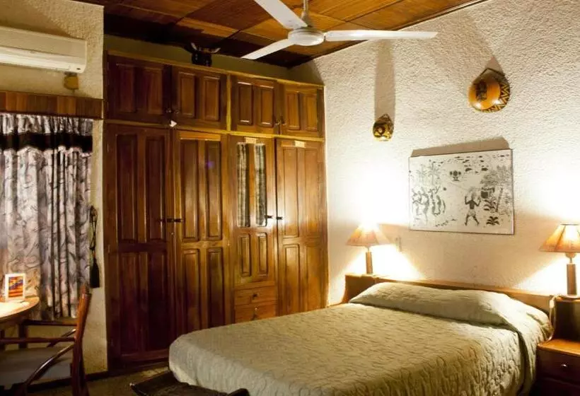 هتل Four Villages Inn