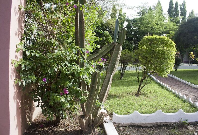 בית מלון כפרי Four Villages Inn