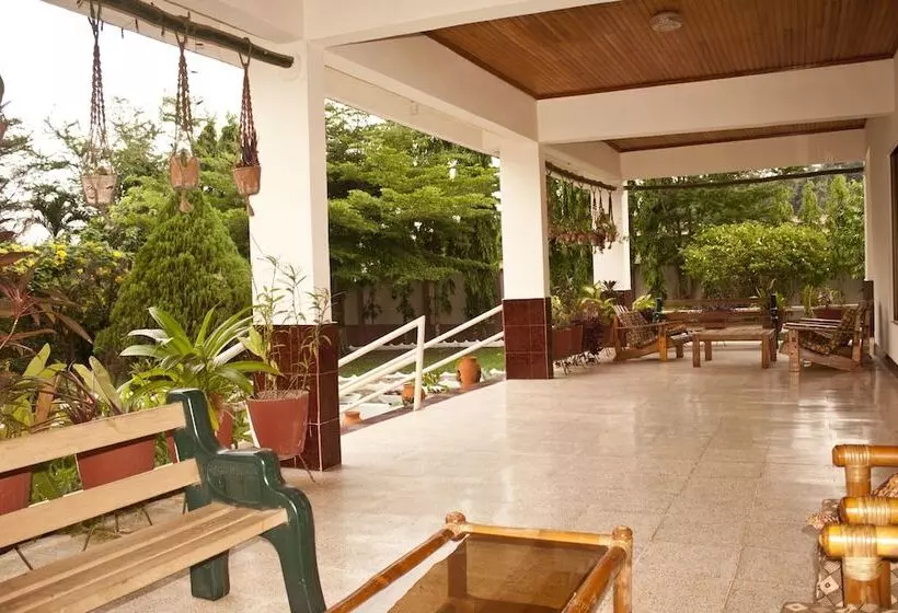 هتل Four Villages Inn