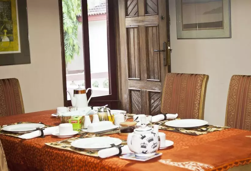 هتل Four Villages Inn