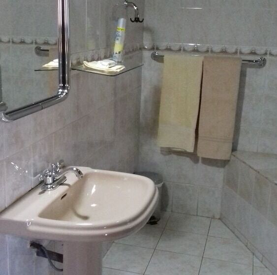 בית מלון כפרי Four Villages Inn