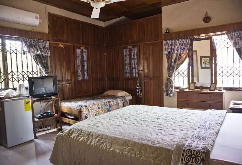 هتل Four Villages Inn