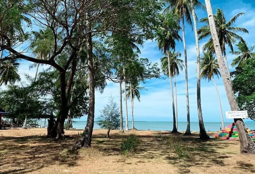Hotelli Coconut Beach Villa Langkawi