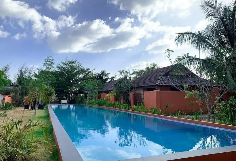 Hotelli Coconut Beach Villa Langkawi