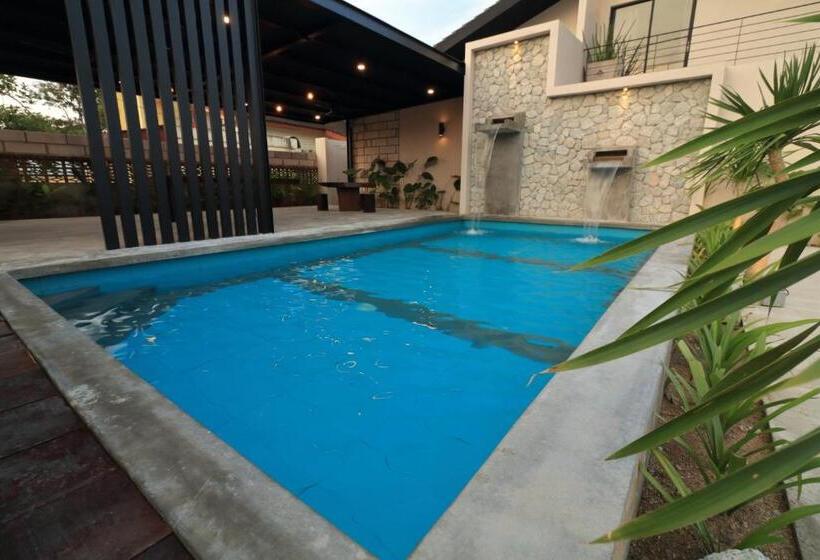 בית מלון כפרי Laman Sentosa Boutique Residence