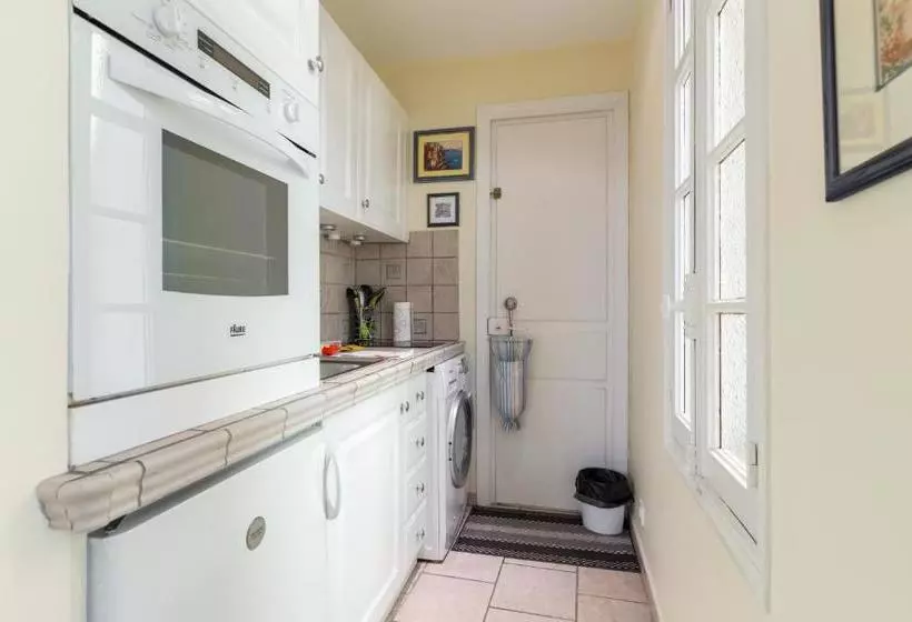 Very Charming Studio Apartment On Port In Cannes A Short Walk To Palais With Aircon And Internet 411