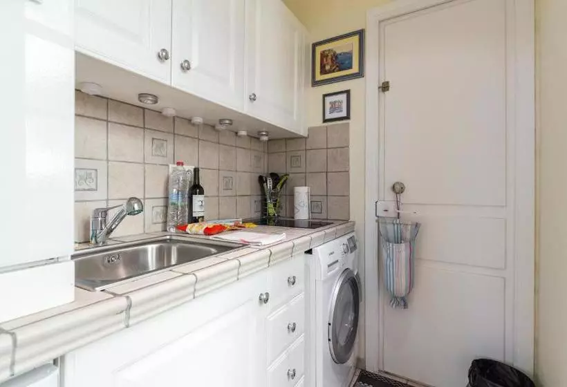 Very Charming Studio Apartment On Port In Cannes A Short Walk To Palais With Aircon And Internet 411