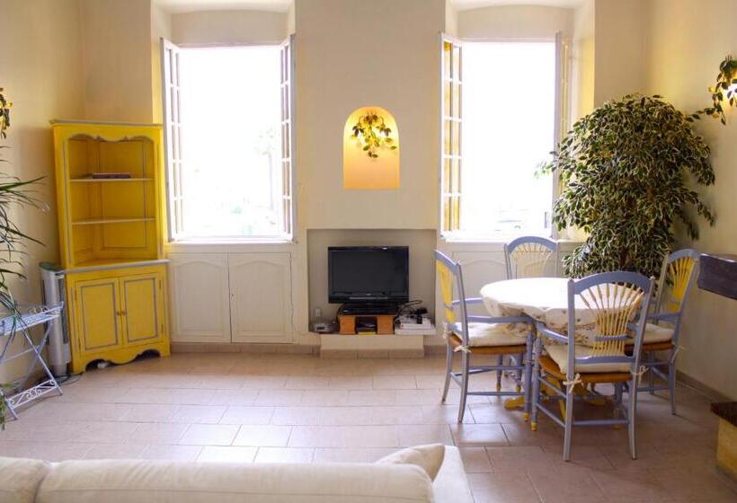Very Charming Studio Apartment On Port In Cannes A Short Walk To Palais With Aircon And Internet 411