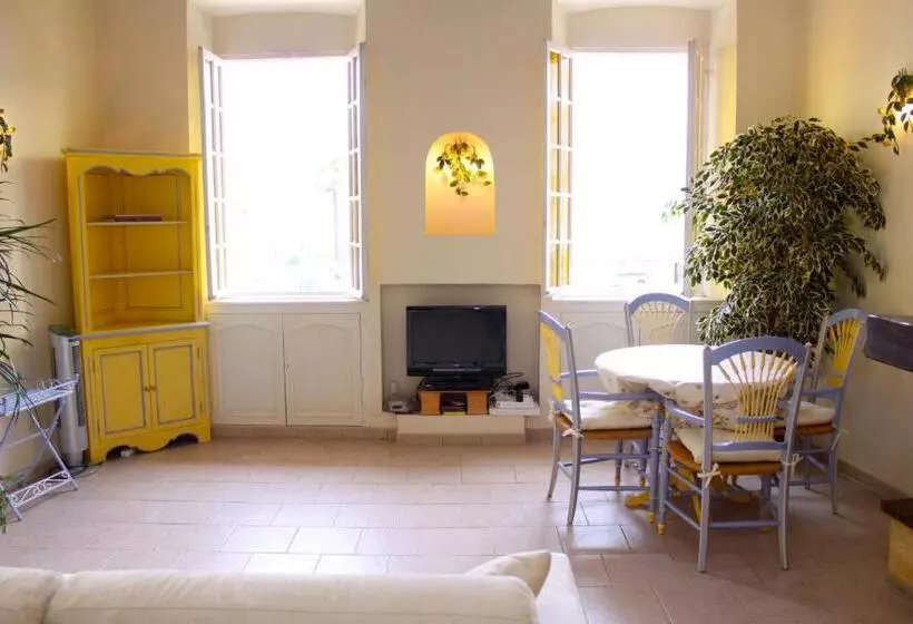 Very Charming Studio Apartment On Port In Cannes A Short Walk To Palais With Aircon And Internet 411