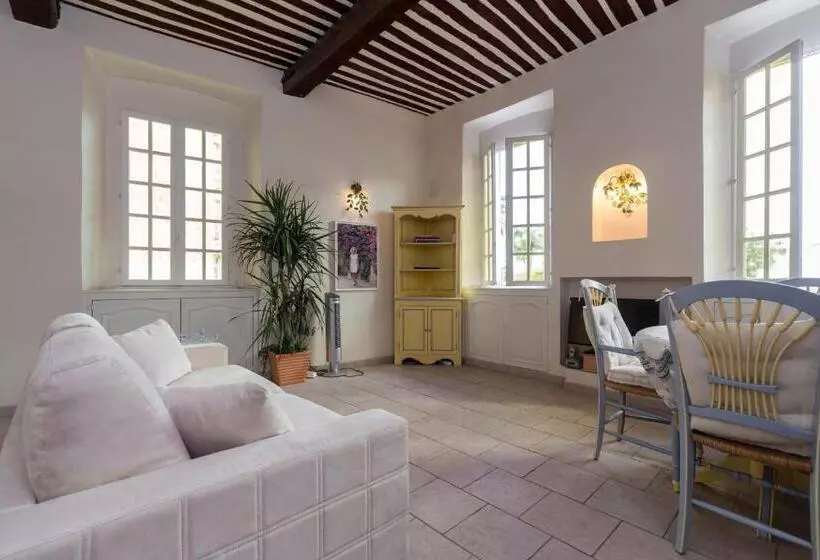 Very Charming Studio Apartment On Port In Cannes A Short Walk To Palais With Aircon And Internet 411