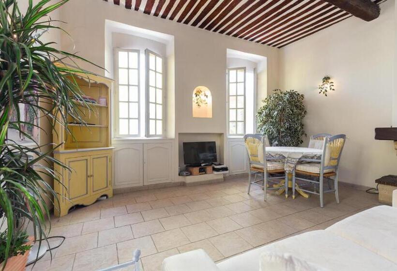Very Charming Studio Apartment On Port In Cannes A Short Walk To Palais With Aircon And Internet 411