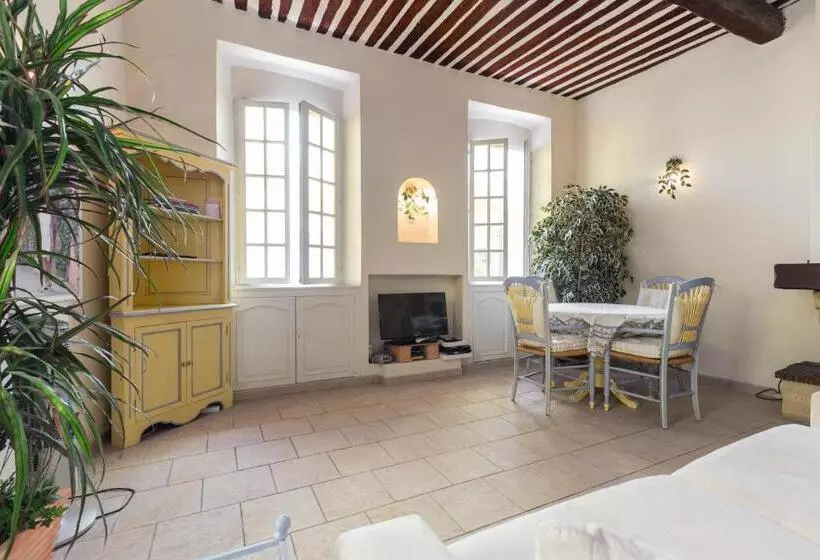 Very Charming Studio Apartment On Port In Cannes A Short Walk To Palais With Aircon And Internet 411