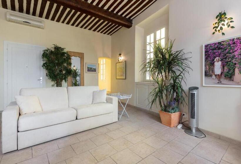 Very Charming Studio Apartment On Port In Cannes A Short Walk To Palais With Aircon And Internet 411
