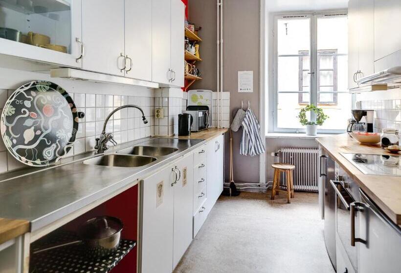 Castanea Old Town Hostel