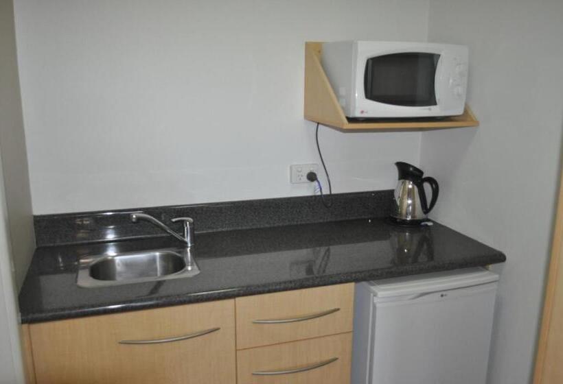 בית מלון כפרי In Town Motor Inn