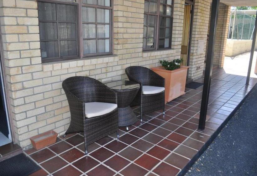 בית מלון כפרי In Town Motor Inn