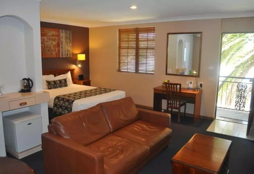 هتل In Town Motor Inn