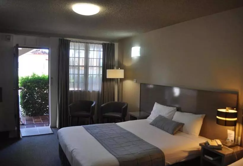هتل In Town Motor Inn