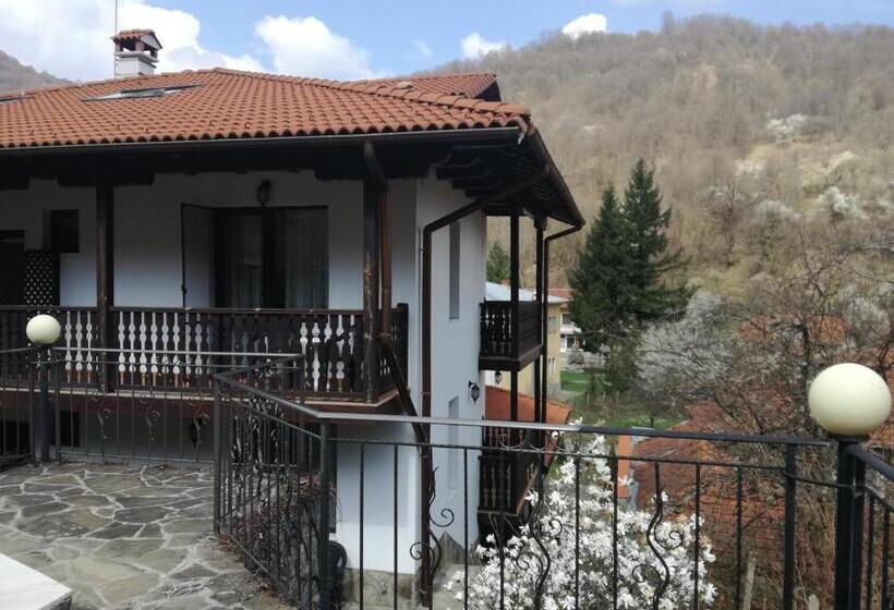 Family Hotel Chiflik Hills