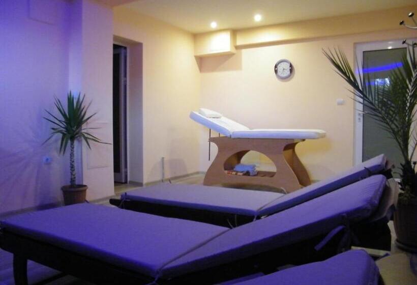 Family Hotel Chiflik Hills