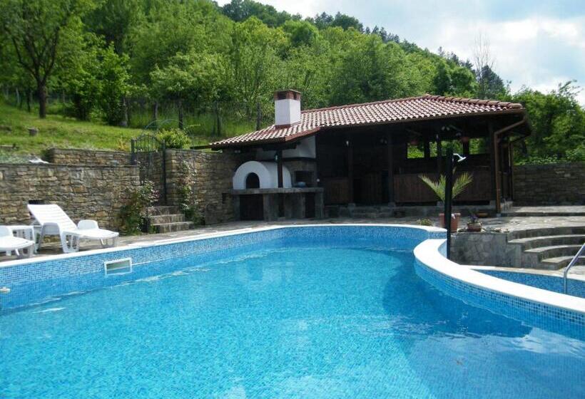 Family Hotel Chiflik Hills