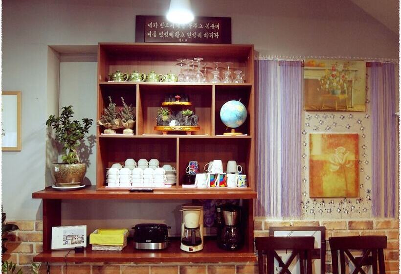 Elmar Guesthouse   Hostel