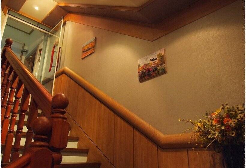 Elmar Guesthouse   Hostel