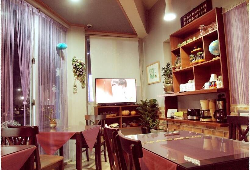 Elmar Guesthouse   Hostel