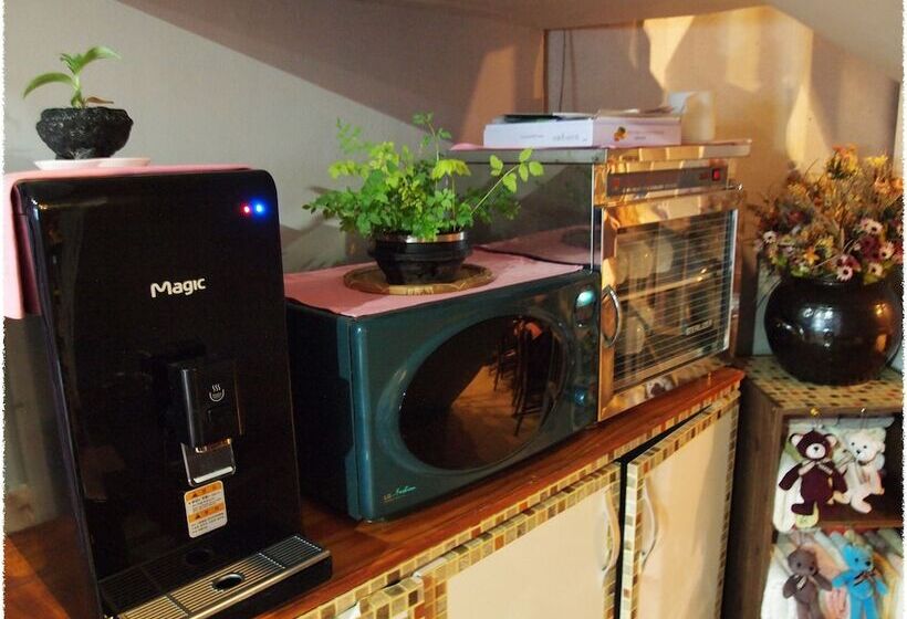 Elmar Guesthouse   Hostel