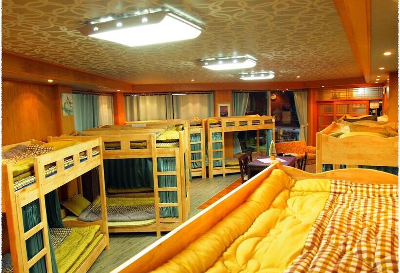 Elmar Guesthouse   Hostel