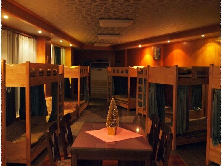 Elmar Guesthouse   Hostel