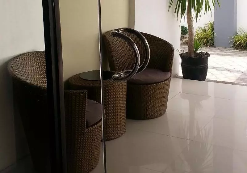 هتل Dolyn Suites