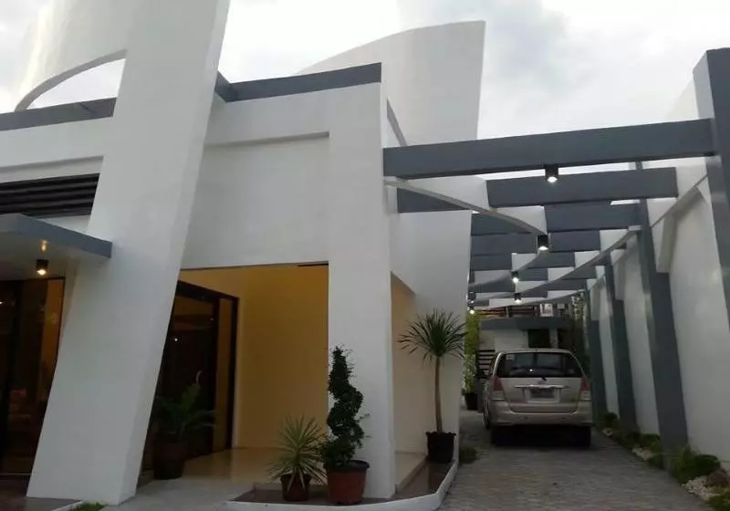 هتل Dolyn Suites