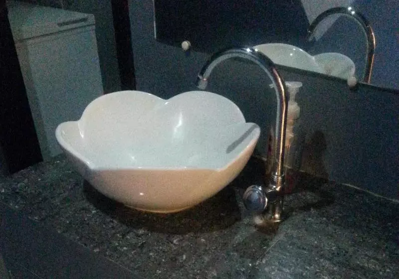 هتل Dolyn Suites