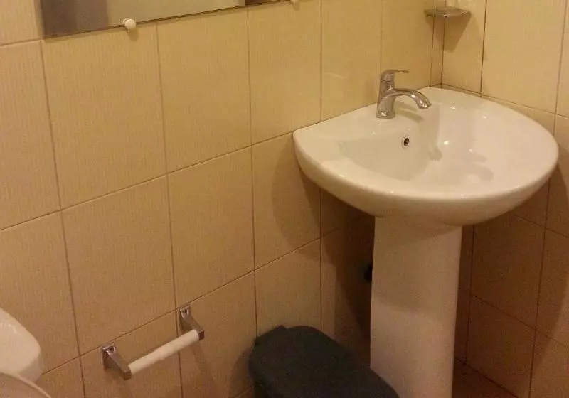 هتل Dolyn Suites
