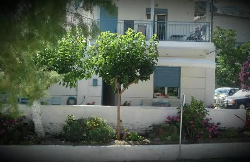 پانسیون Smaragdi Studios And Rooms