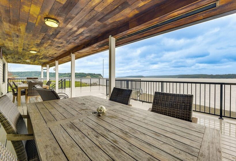 Beachfront Anderson Island Escape: Rainier Views!