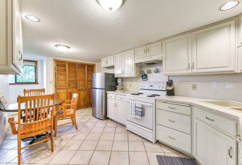 Beachfront Anderson Island Escape: Rainier Views!