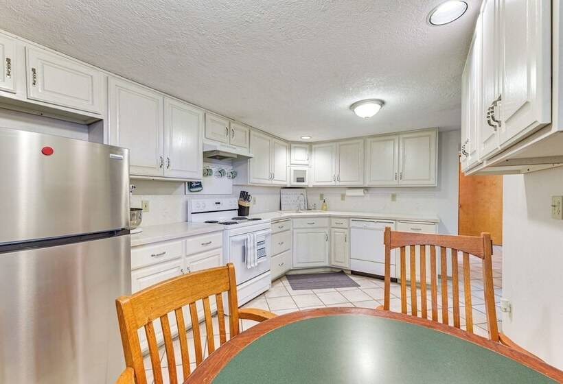 Beachfront Anderson Island Escape: Rainier Views!