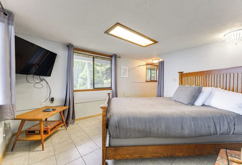 Beachfront Anderson Island Escape: Rainier Views!