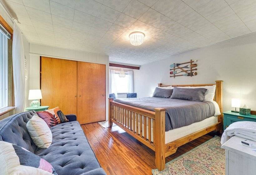 Beachfront Anderson Island Escape: Rainier Views!