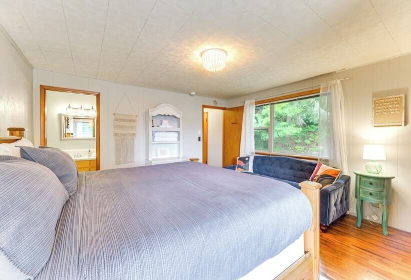 Beachfront Anderson Island Escape: Rainier Views!