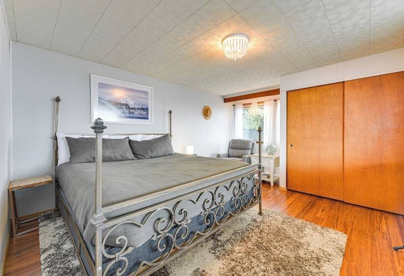 Beachfront Anderson Island Escape: Rainier Views!